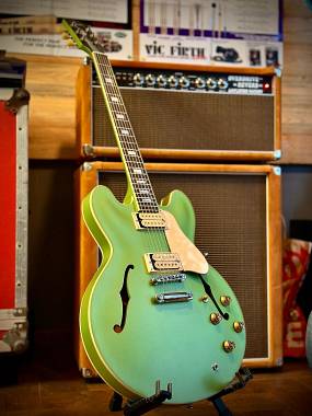 Gibson ES-335 Figured in Satin Sour Apple - Mod Collection Limited Edition