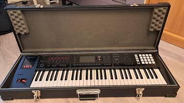 Roland FA-06 in ottime condizioni con custodia rigida