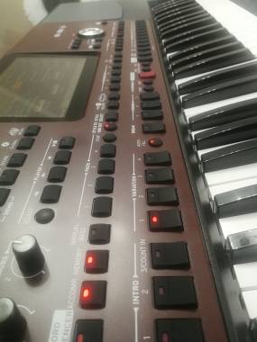 KORG PA700