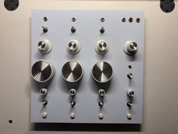 SINTETIZZATORE ANALOGICO ARTIGIANALE PER DRONI POLIFONICI (BASSO)